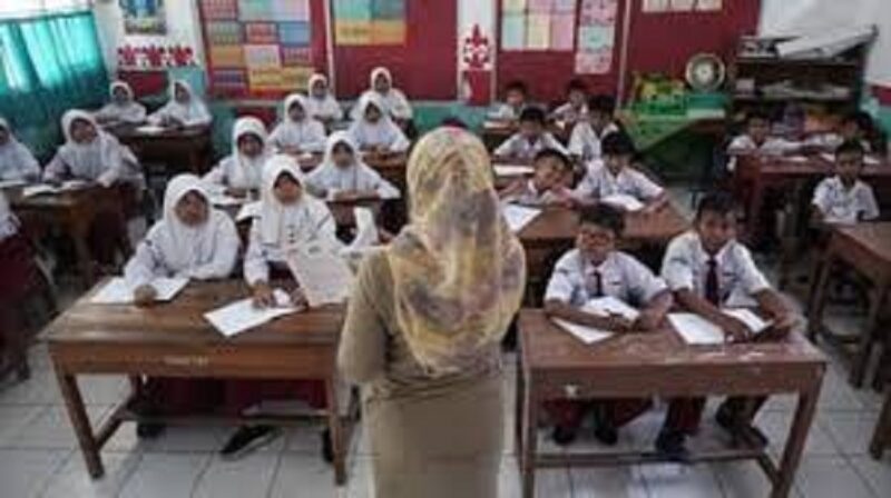 Ilustrasi guru honorer saat mengajar