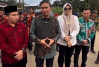 Aanggota DPR RI Edi Purwanto didampingi Bupati Tanjabtim saat meninjau lokasi jalan di tanjabtim