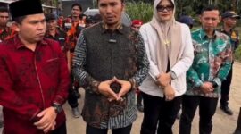 Aanggota DPR RI Edi Purwanto didampingi Bupati Tanjabtim saat meninjau lokasi jalan di tanjabtim
