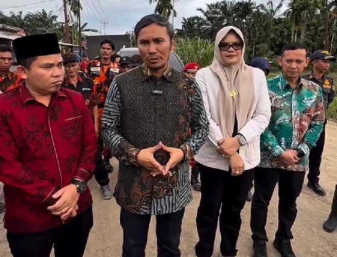Aanggota DPR RI Edi Purwanto didampingi Bupati Tanjabtim saat meninjau lokasi jalan di tanjabtim