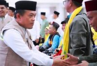 Gubernur Jambi, H Alharis saat melepas  CJH di Asrama Haji Kota Jambi