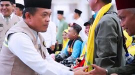 Gubernur Jambi, H Alharis saat melepas  CJH di Asrama Haji Kota Jambi