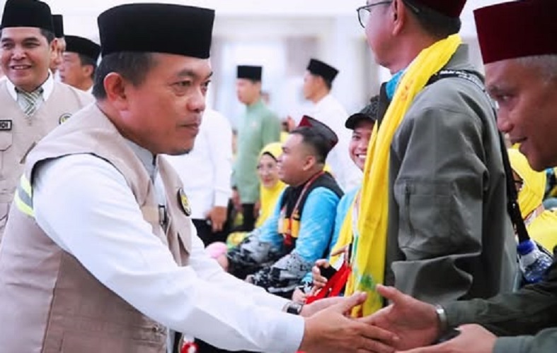 Gubernur Jambi, H Alharis saat melepas  CJH di Asrama Haji Kota Jambi