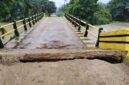 Kondisi jembatan sungai alai nyaris ambruk