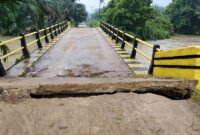 Kondisi jembatan sungai alai nyaris ambruk