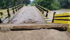 Kondisi jembatan sungai alai nyaris ambruk