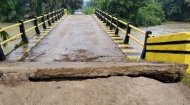 Kondisi jembatan sungai alai nyaris ambruk