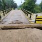 Kondisi jembatan sungai alai nyaris ambruk