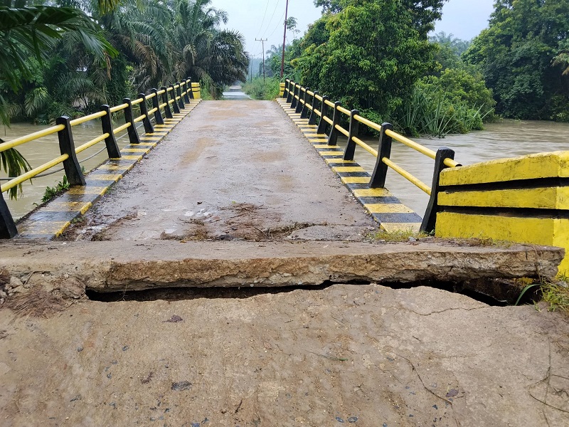 Kondisi jembatan sungai alai nyaris ambruk