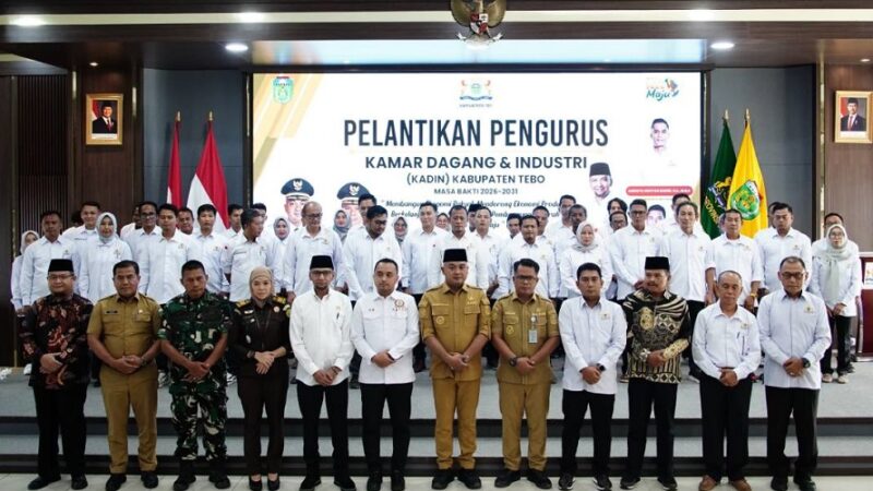 fOTO BERSAMA Bupati Tebo, Agus Rubiyanto dengan pengurus KADIN Tebo