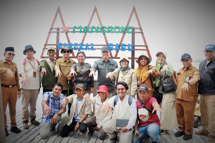 Foto bersama Wakil Bupati Tanjabbar bersama Tim Verifikasi dan Asistensi Kementerian Kehutanan Republik Indonesia