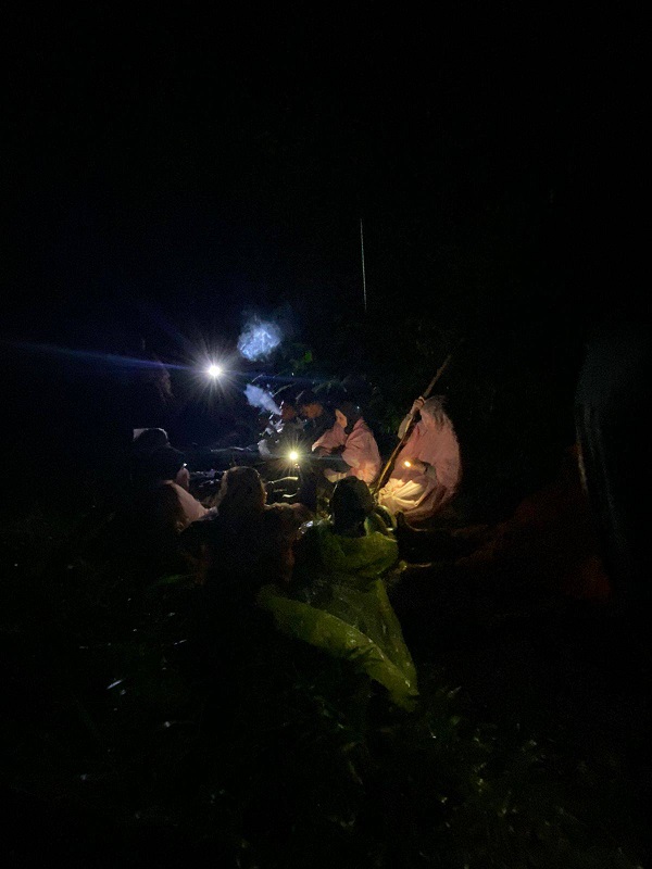 Upaya penjemputan pengunjung danau kaco oleh petugas dan warga