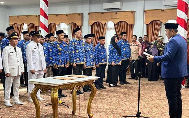 Bupati Merangin, M Syukur saat memimpin pelaksanaan pelantikan puluhan pejabat Pemkab Merangin