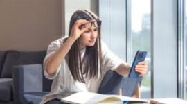Ilustrasi pengguna Smartphone dengan screen time tinggi