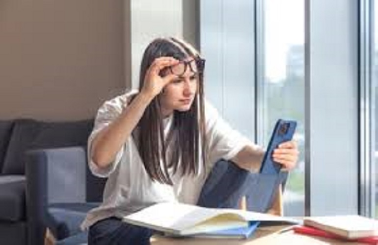 Ilustrasi pengguna Smartphone dengan screen time tinggi