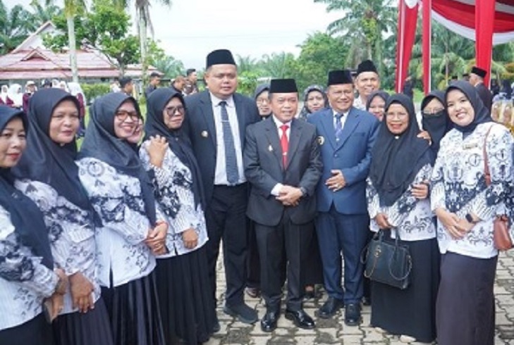Foo bersama Walikota Jamhi, Maulana bersama Gubernur Jambi, H Alharis pada acara Hardiknas Kota Jambi