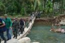 Bupati Sarolangun, H Hurmin saat meninjau jembatan gantung di Desa Bukit Berantai yang rusak akibat banjir