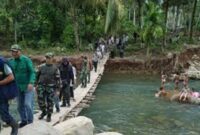 Bupati Sarolangun, H Hurmin saat meninjau jembatan gantung di Desa Bukit Berantai yang rusak akibat banjir