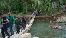 Bupati Sarolangun, H Hurmin saat meninjau jembatan gantung di Desa Bukit Berantai yang rusak akibat banjir