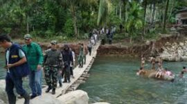 Bupati Sarolangun, H Hurmin saat meninjau jembatan gantung di Desa Bukit Berantai yang rusak akibat banjir