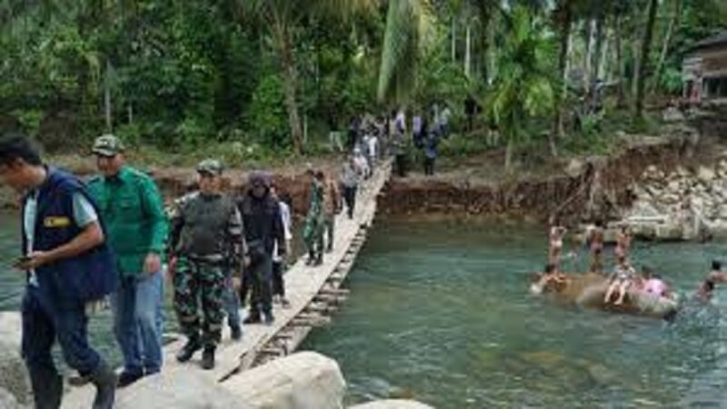 Bupati Sarolangun, H Hurmin saat meninjau jembatan gantung di Desa Bukit Berantai yang rusak akibat banjir