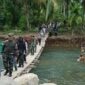 Bupati Sarolangun, H Hurmin saat meninjau jembatan gantung di Desa Bukit Berantai yang rusak akibat banjir
