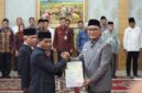 Bupati Sarolangun, H Hurmin saat menyerahkan sk pelantikan secara simbolis