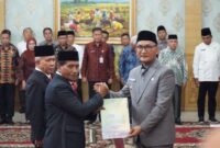 Bupati Sarolangun, H Hurmin saat menyerahkan sk pelantikan secara simbolis