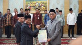 Bupati Sarolangun, H Hurmin saat menyerahkan sk pelantikan secara simbolis