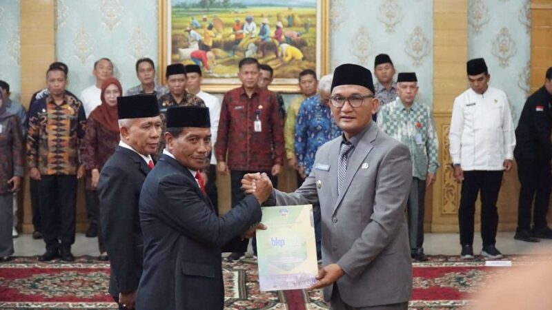 Bupati Sarolangun, H Hurmin saat menyerahkan sk pelantikan secara simbolis