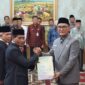 Bupati Sarolangun, H Hurmin saat menyerahkan sk pelantikan secara simbolis