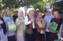 Foto bersama Ketua TP-PKK Kota Sungai Penuh Sri Kartini Alfin bersama Ketua Gabungan Organisasi Wanita (GOW) Mawarti Azhar dan Ketua Dharma Wanita Persatuan Winda Alpian saat membagikan tas anyaman kepada peserta qurban dan warga penerima daging qurban.
