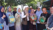 Foto bersama Ketua TP-PKK Kota Sungai Penuh Sri Kartini Alfin bersama Ketua Gabungan Organisasi Wanita (GOW) Mawarti Azhar dan Ketua Dharma Wanita Persatuan Winda Alpian saat membagikan tas anyaman kepada peserta qurban dan warga penerima daging qurban.