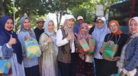 Foto bersama Ketua TP-PKK Kota Sungai Penuh Sri Kartini Alfin bersama Ketua Gabungan Organisasi Wanita (GOW) Mawarti Azhar dan Ketua Dharma Wanita Persatuan Winda Alpian saat membagikan tas anyaman kepada peserta qurban dan warga penerima daging qurban.