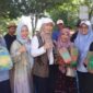 Foto bersama Ketua TP-PKK Kota Sungai Penuh Sri Kartini Alfin bersama Ketua Gabungan Organisasi Wanita (GOW) Mawarti Azhar dan Ketua Dharma Wanita Persatuan Winda Alpian saat membagikan tas anyaman kepada peserta qurban dan warga penerima daging qurban.