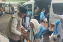 Wakil Wlikota Sungai Penuh, Azhar Hamzah saat membantu salah seorang jemaah haji berjalan menuju asrama haji
