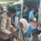 Wakil Wlikota Sungai Penuh, Azhar Hamzah saat membantu salah seorang jemaah haji berjalan menuju asrama haji