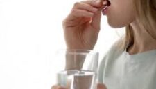 Ilustrasi minum suplemen
