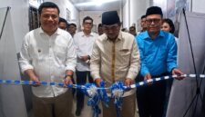 Bupati Tanjab Barat Anwar Sadat saat meresmikan Podcast Youth Center dan Co-Working Space pertama di Provinsi Jambi.