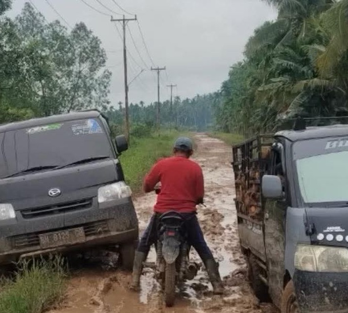 Tampak Kondisi jalan Kondisi jalan di Desa Sungai Jambat, Kecamatan Sadu, Kabupaten Tanjung Jabung Timur,