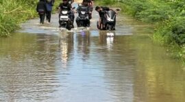 Tampak Kondisi Jalan Sapat ujung unit 6 Rimbo Bujang Tebo digenangi air