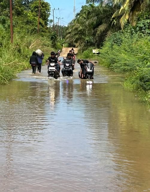 Tampak Kondisi Jalan Sapat ujung unit 6 Rimbo Bujang Tebo digenangi air