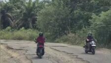 Tampak kondisi jalan Tebo- Rimbo Bujang rusak parah
