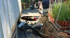 Tampak kendaraan milik warga sungai penuh selaku pengencer telur yang rusak diduga akibat kecelakaan