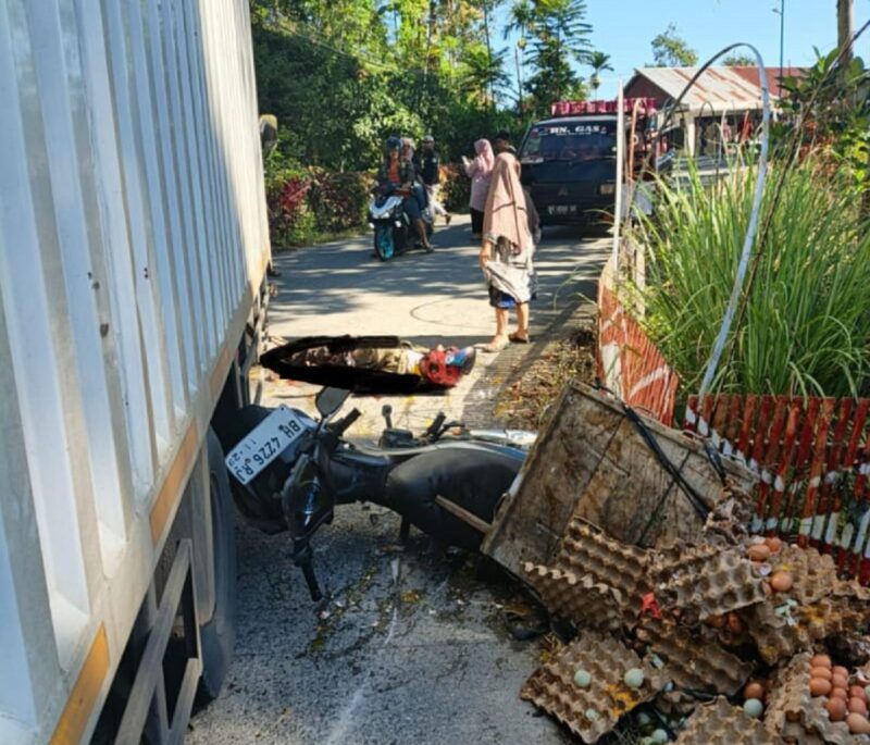 Tampak kendaraan milik warga sungai penuh selaku pengencer telur yang rusak diduga akibat kecelakaan