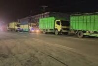 Tampak antrian truk batu bara jambi