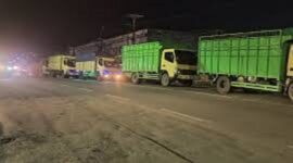 Tampak antrian truk batu bara jambi