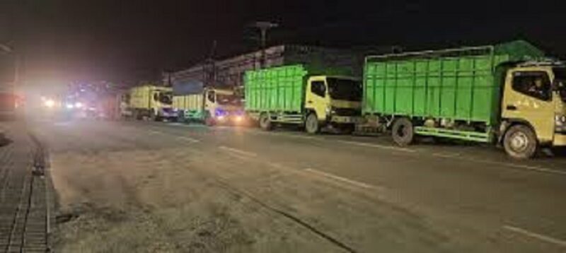 Tampak antrian truk batu bara jambi