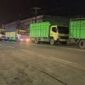 Tampak antrian truk batu bara jambi
