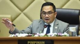 Foto ; Ketua Komisi II DPR RI, Rifqinizamy Karsayuda

Baca artikel detiknews, "Komisi II DPR Usul Gaji PPPK Guru hingga Nakes di Daerah Ditanggung APBN.
(Sumber/Google)